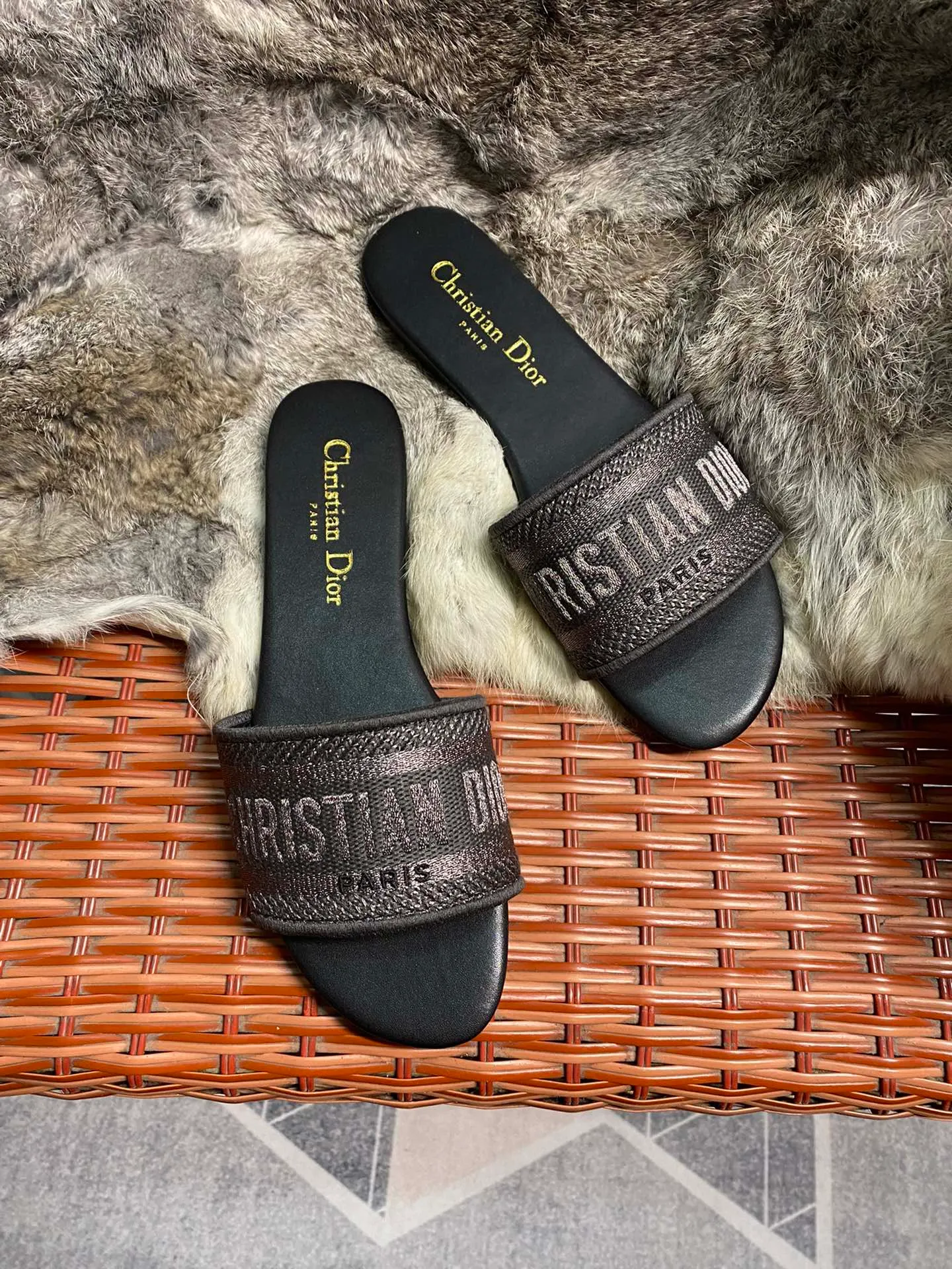 P360👟👟 Women's Shoe Factory Dior Dior West Coast Hawaiian Style, Logo Woven Canvas Slippers®️Classic and High-Quality Beauty Works The Hottest Spring and Summer Series at the Counter, Combining Temperament, Fashion, Classic and Enduring Design Style 😌The on-foot effect is particularly beautiful〰️ ⚠️ •Upper: original customized canvas computer embroidered Logo •Inner/foot pads: original customized sheepskin lining, sheepskin pad •Size:35-43